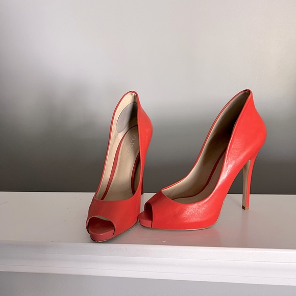 ALDO SOFT LEATHER HEELS IN A BEAUTIFUL CORAL COLOR!! ONLY WORN TWICE  👠 - Picture 1 of 2